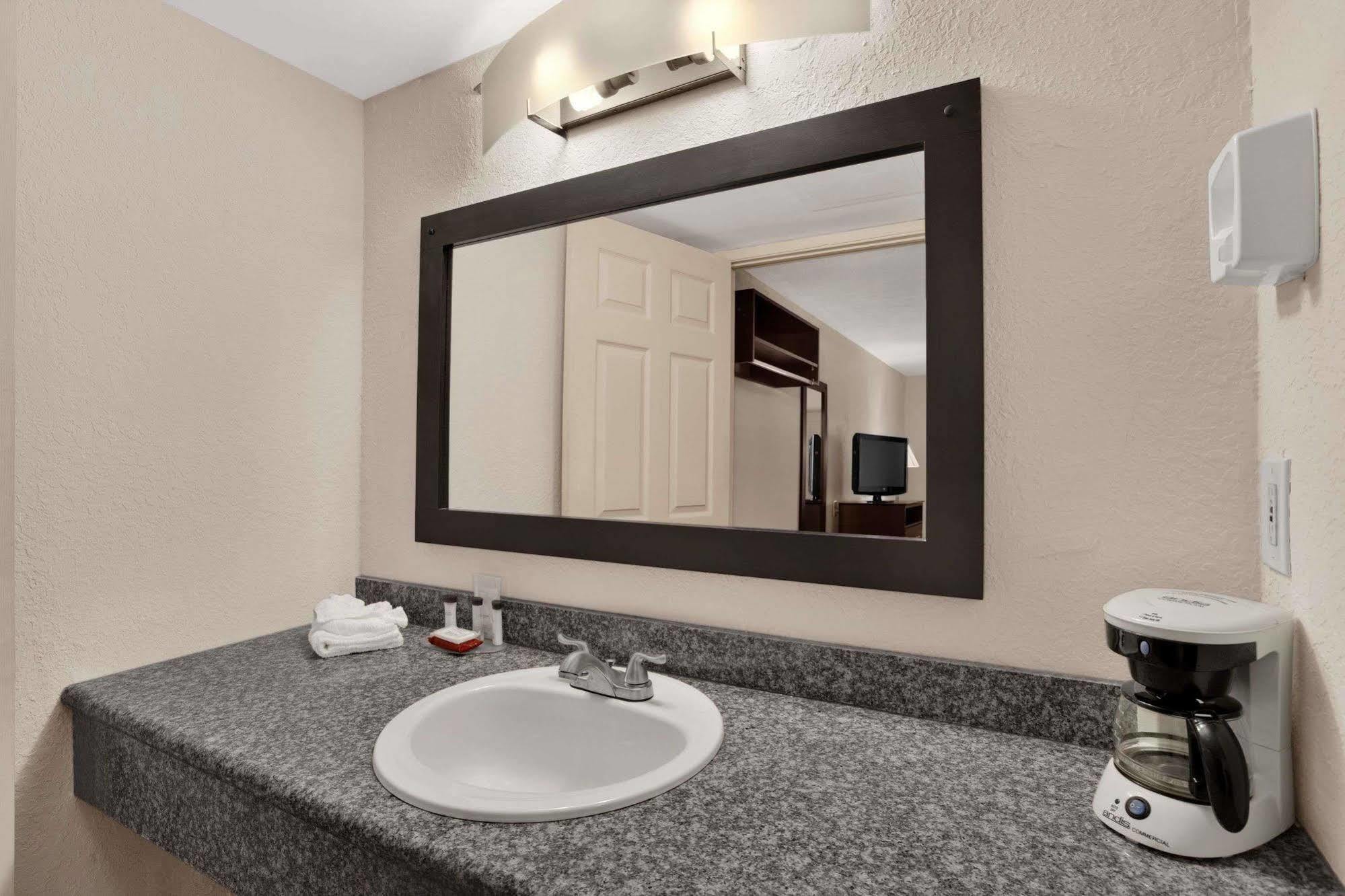Ramada Limited Clearwater Hotel And Suites Bagian luar foto