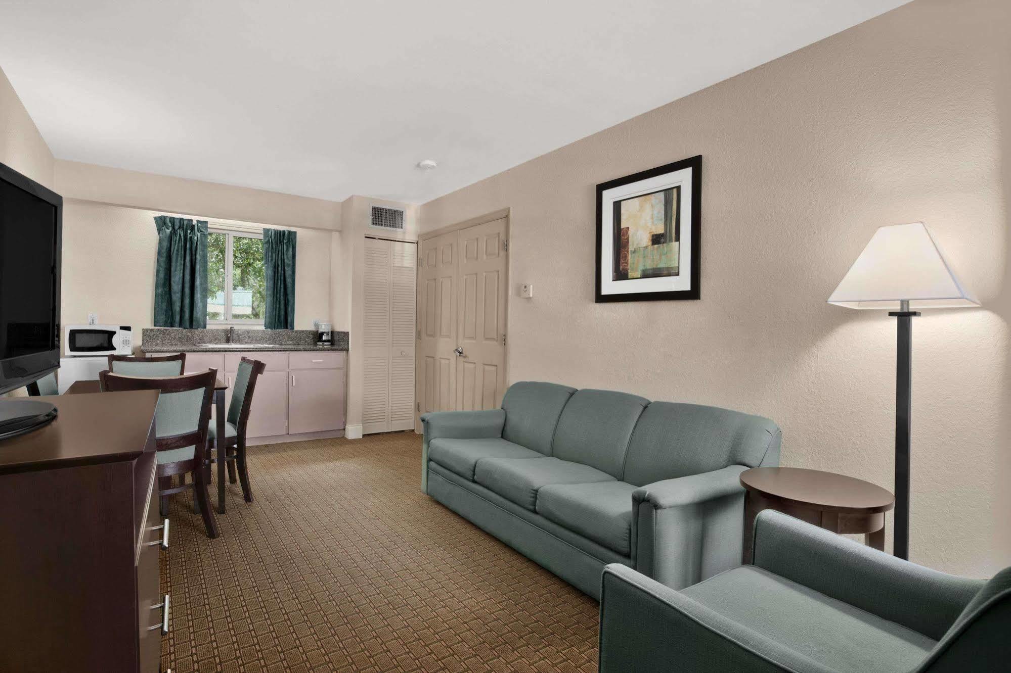 Ramada Limited Clearwater Hotel And Suites Bagian luar foto